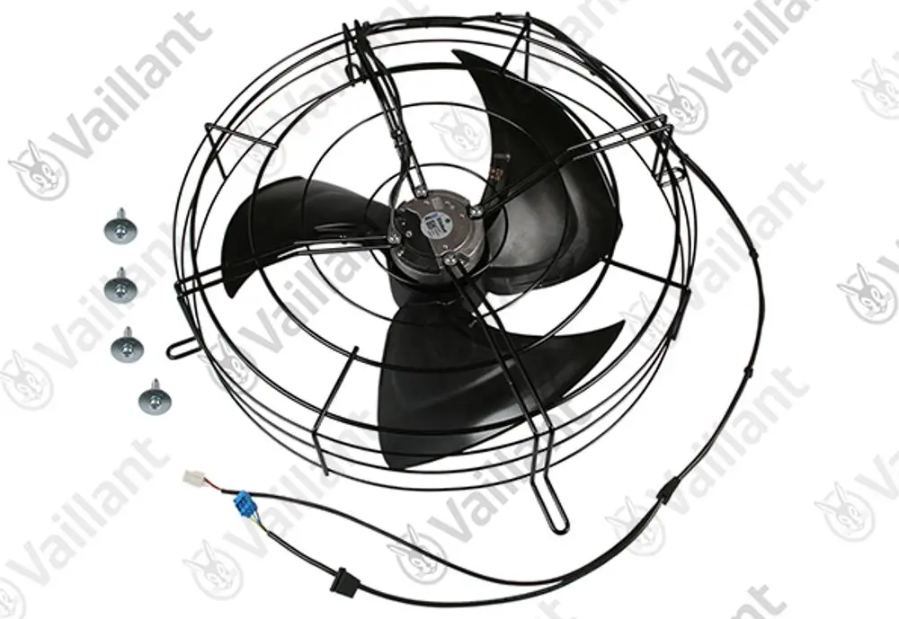 Vaillant Gebläse mit vier schwarzen Rotorblättern, montiert in einem Metallgitter. Im Bild sind Befestigungsschrauben und ein Kabel sichtbar.